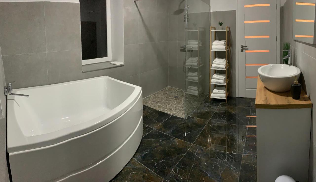 Style Hotel Ungheni Targ Exterior photo